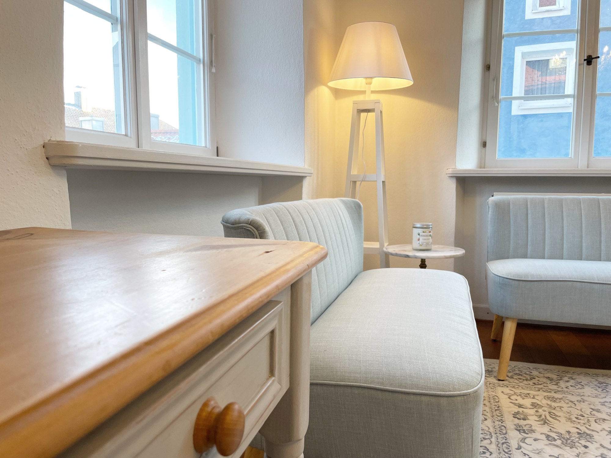 Sofa und Stehlampe im Therapieraum