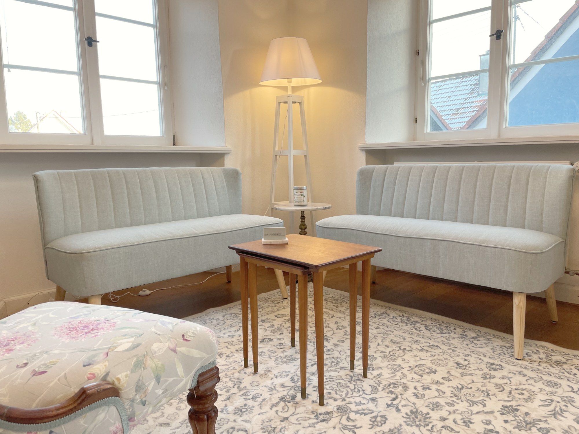 Sitzecke mit zwei Sofas in der Praxis